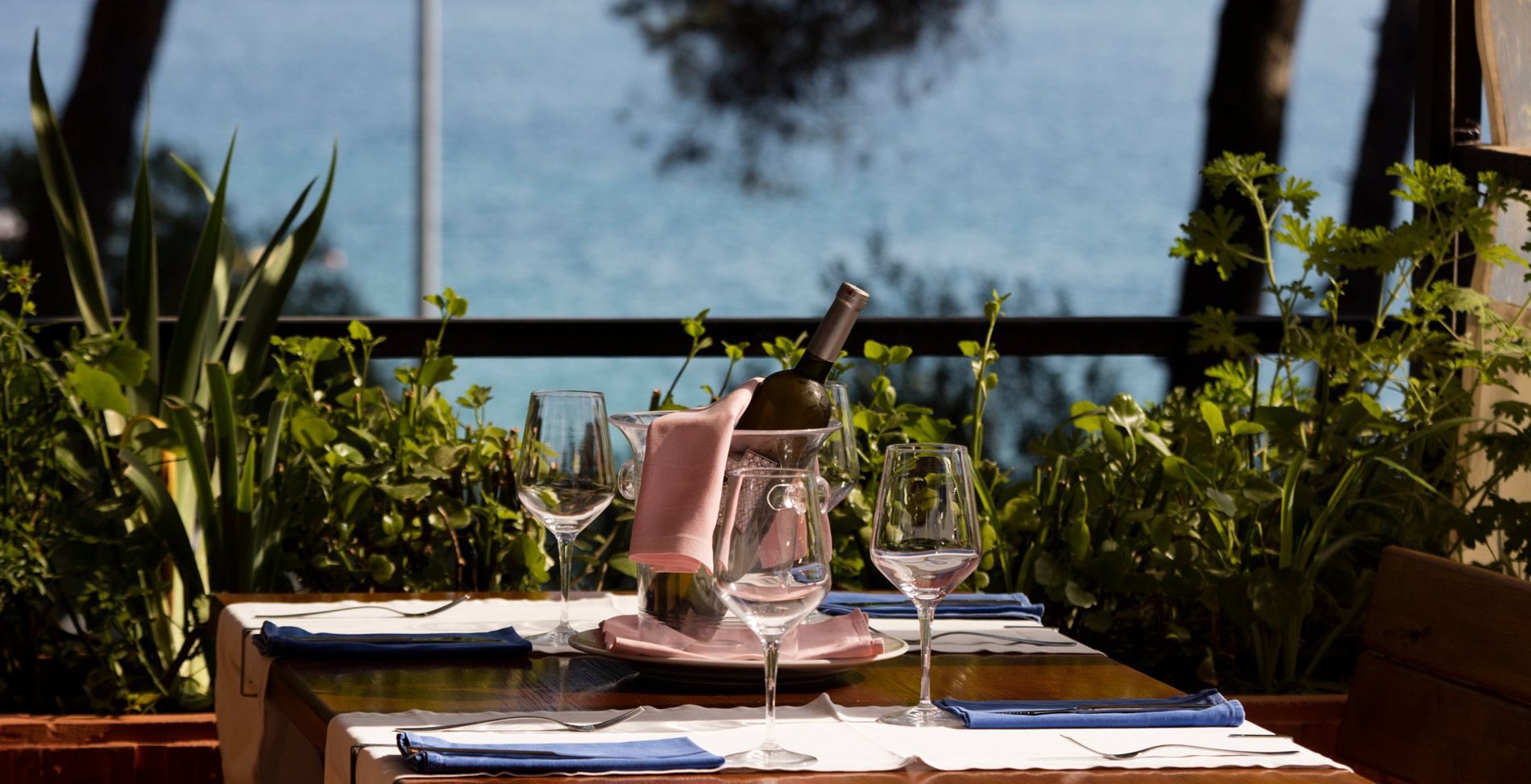 Renoviertes Restaurant mit Terrasse aufs Meer im Resort Poljana