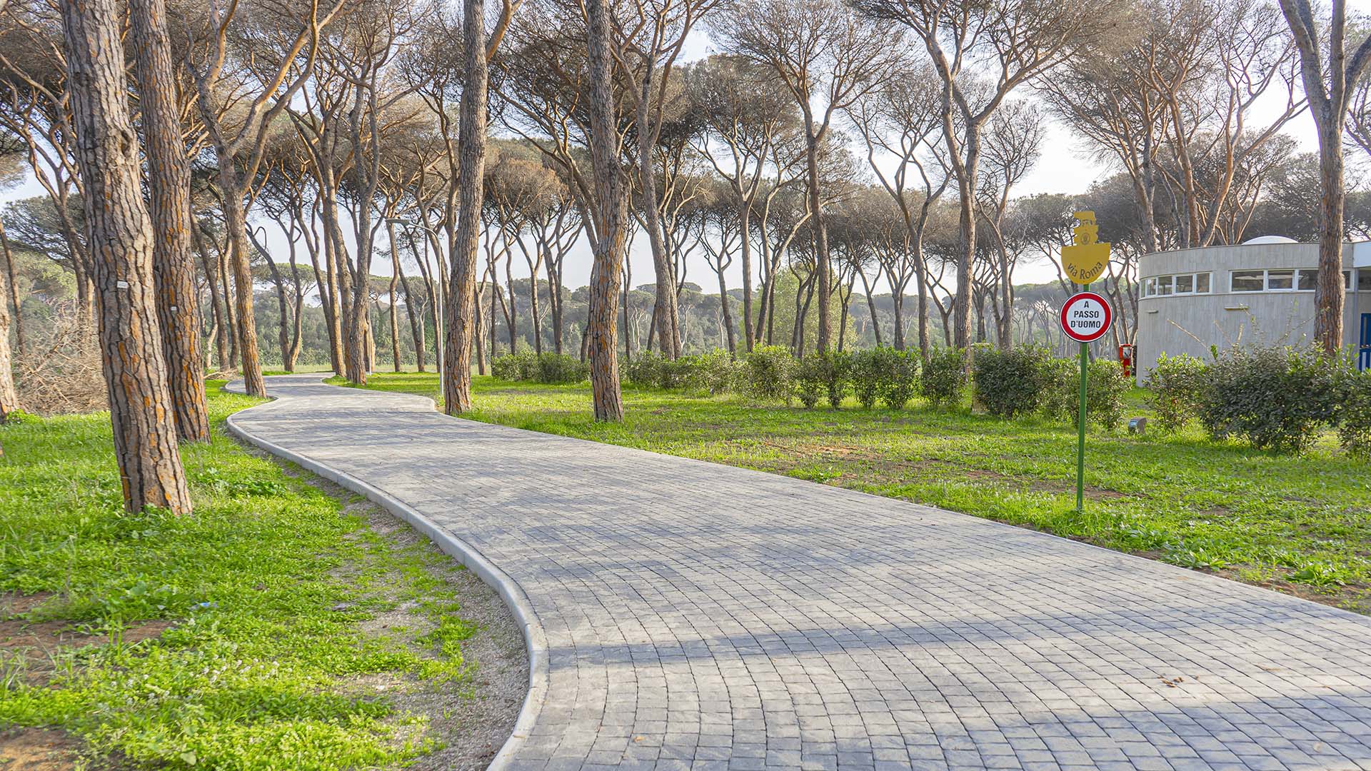 Pavement of the perimeter roads with similar cobblestones