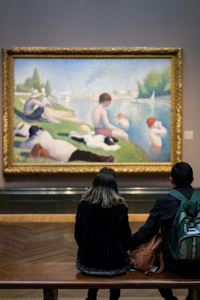 Menschen, die auf ein Bild in der Kunstgalerie schauen - Maßstab 1