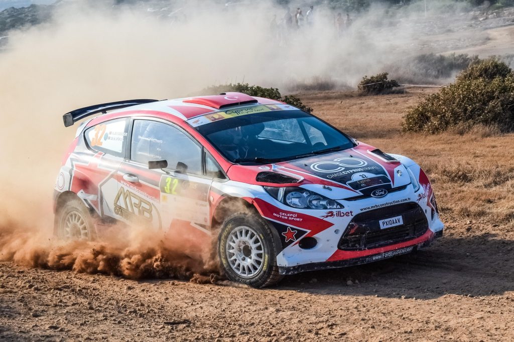 rally-2420637_1920-1